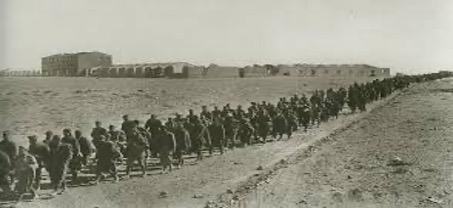 Colonna di militari italiani che rientrano al campo, dopo 10 ore di lavoro 