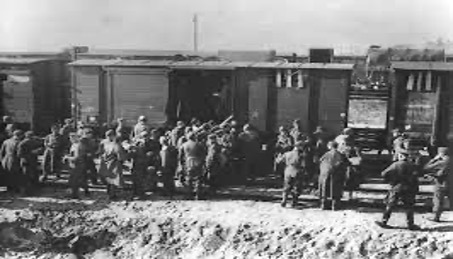 Soldati italiani mentre vengono rinchiusi sui vagoni in partenza per la Germania