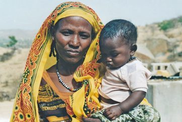 Donna con bambino eritrea
