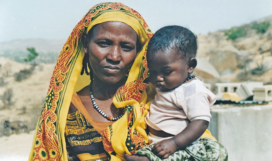 Donna con bambino eritrea