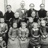 La famiglia Bottani all’inizio del Novecento: la piccola Minichina è in prima fila, la terza da destra con la medaglietta